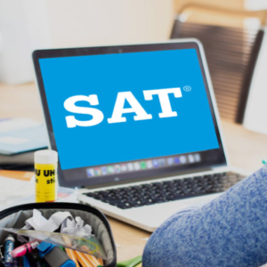 màn hình laptop hiện chữ SAT (tên kì thi)