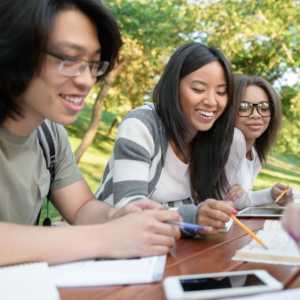 students learning in group cơ chế lớp học nhóm